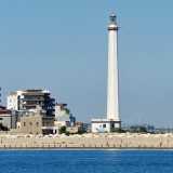 Quasi completamente circondata dal mare San Cataldo vive da decenni all�ombra di un antico faro, l� dove tra un groviglio di strette stradine � possibile ancora ascoltare l�eco di storie leggendarie e ricordi a �luci rosse� (foto di Nicola Velluso)